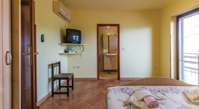 Beautiful Home in Peruski With Wifi and 1 Bedrooms