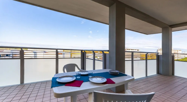Inviting Apartment With Lateral sea View