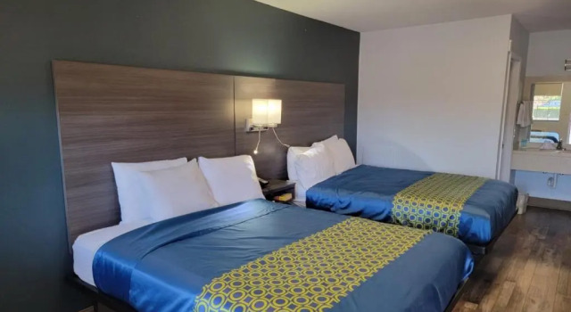 Четырёхместный номер Standard Grove City Travel Inn South Columbus
