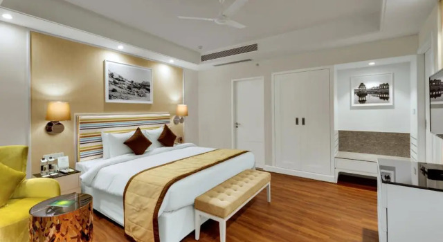 Люкс с видом на озеро Amanora The Fern Pune, Series by Marriott