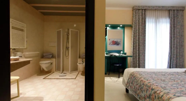 Трёхместный номер Standard с балконом Hotel Eden