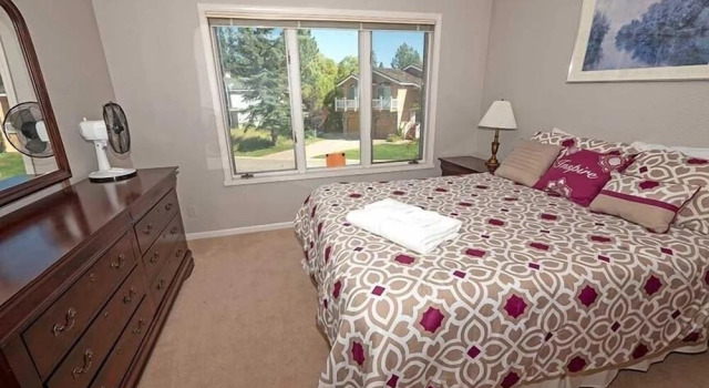 Коттедж с 4 комнатами 1899 Cascade Court 4 Bedroom Home by RedAwning