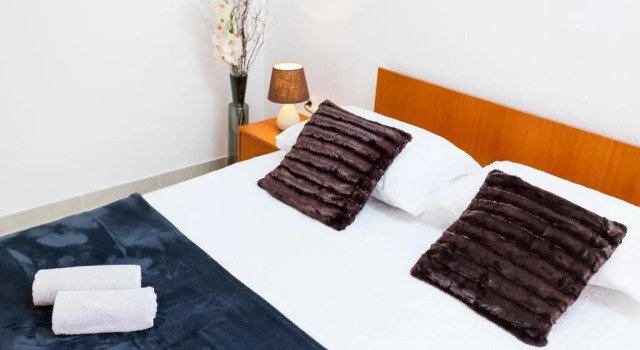 Guest House Mara, Prenota Affittacamere Hotel a Croatian Islands con parcheggio, Parcheggio