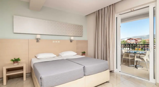 Двухместный номер Standard с балконом и с видом на бассейн Karras Hotel