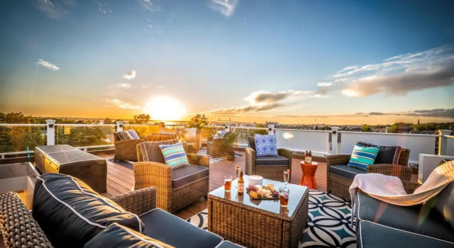 The Newport Lofts - 617 Thames Street, Забронировать Дом для отпуска Виллы Ньюпорт, рядом с Конюшня The Breakers Stable &amp; Carriage House, Вилла