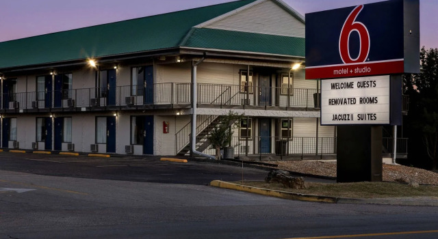 Crestview Inn, Забронировать Отель Отели Table Rock Lake с парковкой, Парковка