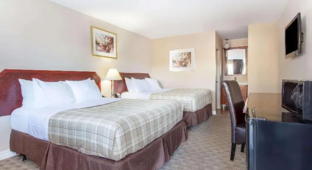 Номер Standard Howard Johnson Inn by Wyndham Kingston