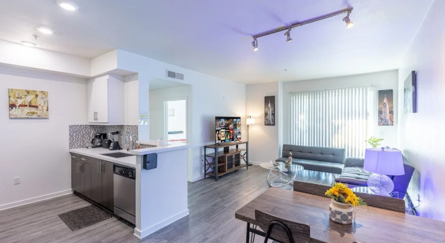 Апартаменты с 2 комнатами с балконом 2br Furnished Apartment On Gordon St Hollywood 2 Bedroom Apts by RedAwning