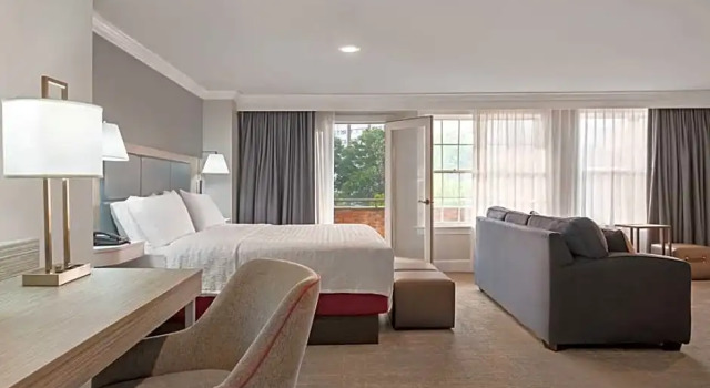 Двухместный люкс с балконом Hampton Inn & Suites Stamford