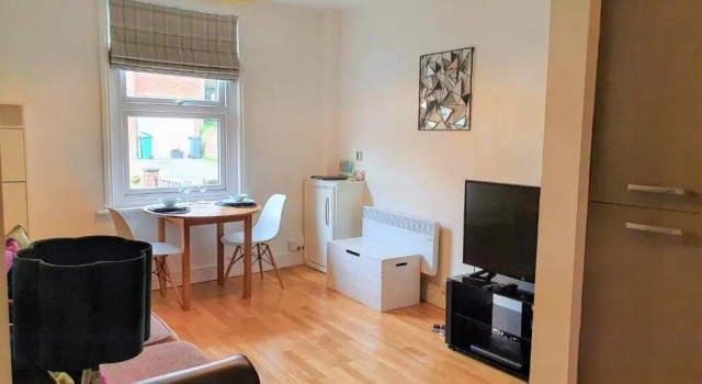 Redhill Garland- 1 bed 1 bath self contained ground floor flat, Забронировать Отель Отели Западного Суссекса 4 звезды, 4*