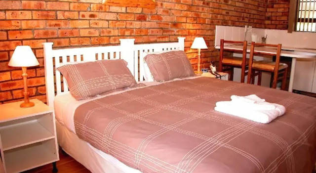 Highlands Lodge Guest House, Забронировать Гостевой дом Отели Дурбанвиль с завтраком, рядом с De Ville Shopping Centre, Завтраки