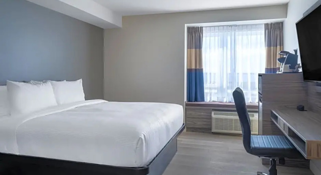 Двухместный люкс Microtel Inn & Suites by Wyndham Kanata Ottawa West