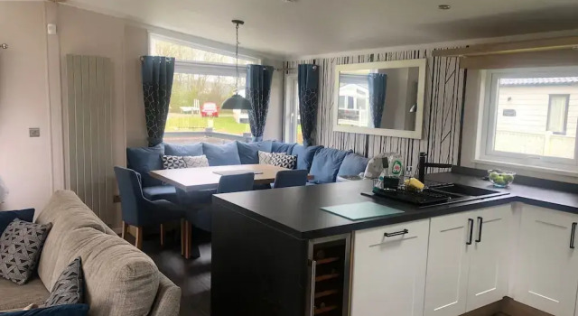 7 Guests - 3 Bedrooms - Pool - Balcony - Parking, Boek Vakantiehuis Vakantiehuizen in Merseyside, Cottage