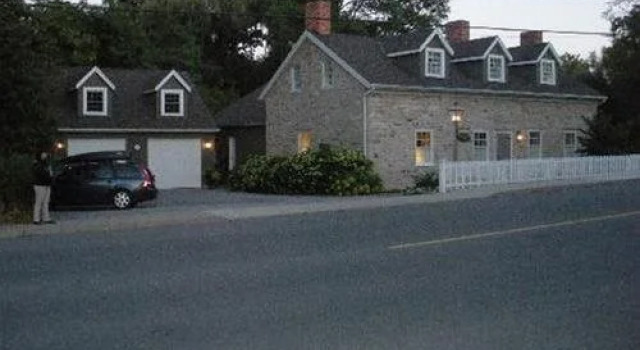 American Loyalist Peter Secord Inn Circa 1782, Забронировать Отель Отели Ниагарского винодельческого региона с парковкой, Парковка