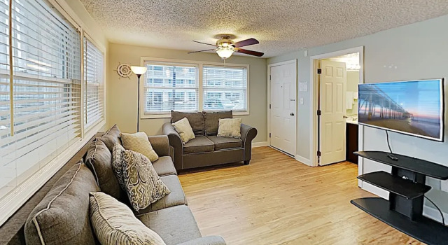 New Listing! Downtown : Walk To Beach & Bay 2 Bedroom Condo