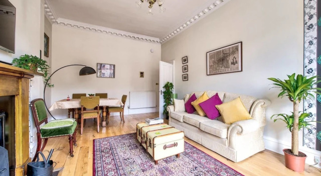 Bohemian Style, City Centre Apartment for 5 People, Забронировать Апартаменты/квартира Отели Эдинбурга с парковкой, рядом с Pilrig St. Paul's Church, Парковка