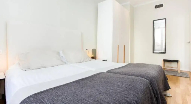 Bright and modern 3bedroom in Las Ramblas 3 1B, Забронировать Отель Барселона провинция Барселона, рядом с Приход Св. Августина