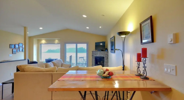 Waterfront Oregon Abode w/ Balcony & Ocean Views!, Rezerwuj Apartament Newport 