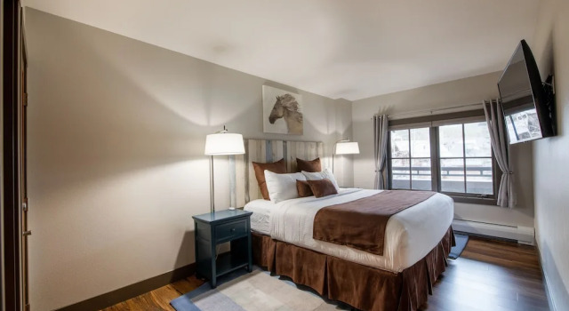 Slopeside Ski-In Ski-Out Condo - Zephyr Mountain Lodge Premium-Rated 1214, Забронировать Отель Отели Винтер Парка 3 звезды, рядом с Зимний парк Amaze'n Maze, 3*