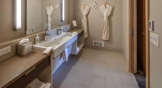 Четырёхместный номер Deluxe Island Inn at 123 West