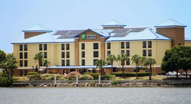 Четырёхместный номер Standard с видом на залив Holiday Inn Express Hotel & Suites Tampa-Rocky Point Island by IHG