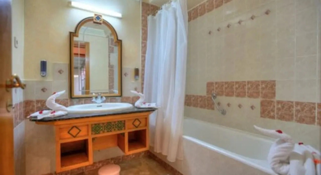 Трёхместный номер Standard с видом на бассейн Hotel Marrakech Le Sangho Privilege