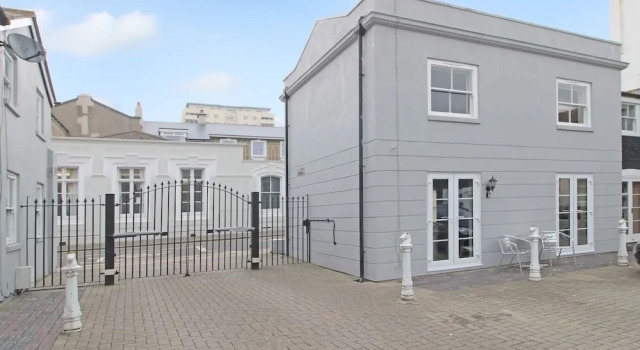 Brighton Getaways - Beach Lodge House, Забронировать Отель Отели Исторического графства Суссекса с парковкой, Парковка