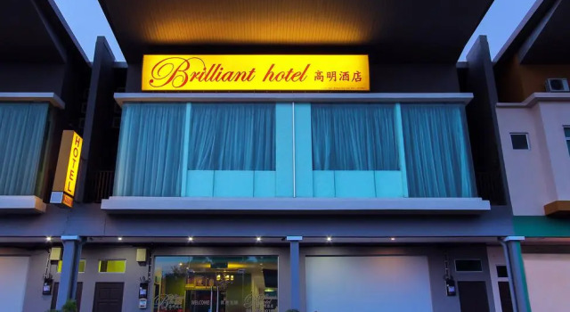 Кровать в общем номере Brilliant Hotel