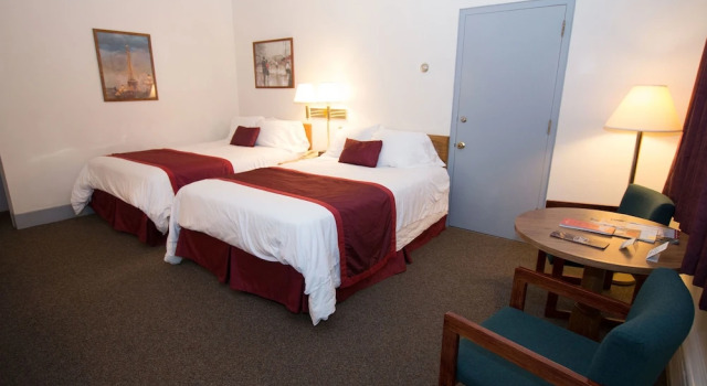 Четырёхместный номер Standard Chalet Motel Mequon