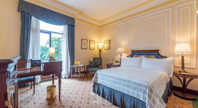 Номер Premier с балконом The Oberoi Grand Kolkata