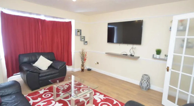 Four Bedroom Townhouse 12 Minutes Walk to Excel Exhibition Centre
