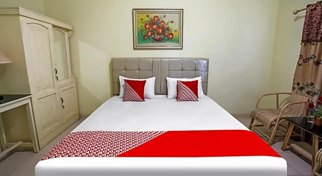 OYO 90968 Graha Family Guest House, Prenota Affittacamere Hotel a Sulawesi con parcheggio, Parcheggio
