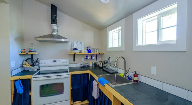 Апартаменты Eastside Guesthouse and Bivy
