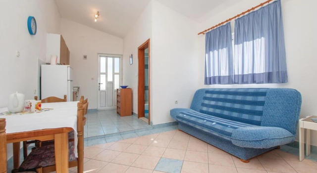 Stunning Apartment in Razanj With Wifi, Rezerwuj Apartament Hotele w Split-Dalmatia County z parkingiem, Parking