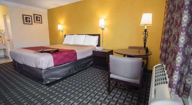 Двухместный номер Standard Super 8 by Wyndham Albuquerque Downtown