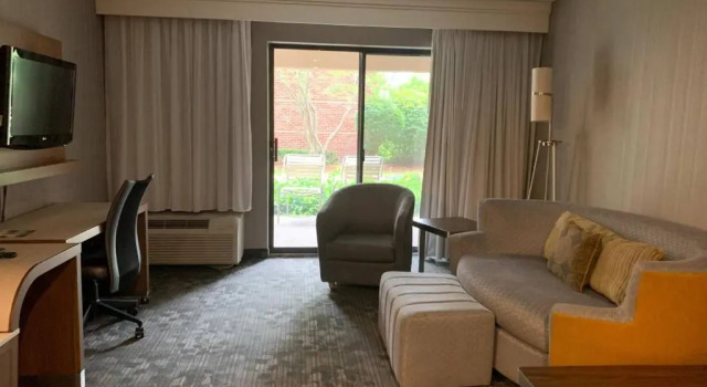 Двухместный люкс с 2 комнатами Courtyard by Marriott Concord