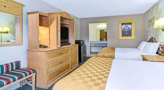 Четырёхместный номер Standard с балконом Knights Inn Kissimmee
