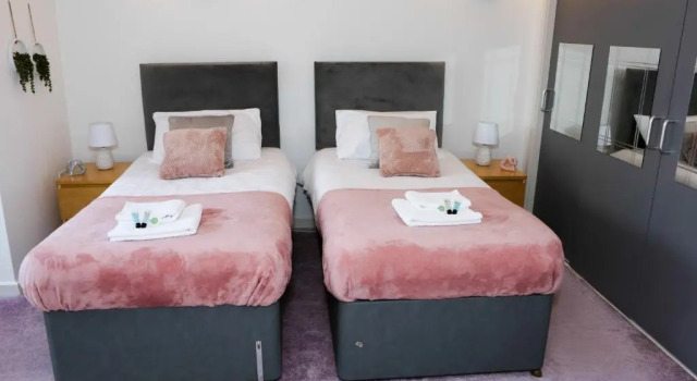 Blue Apartment, 2 Bedroom with Balcony, Netflix, Забронировать Апартаменты/квартира Отели Питерборо с парковкой, рядом с Железнодорожный вокзал Питерборо, Парковка
