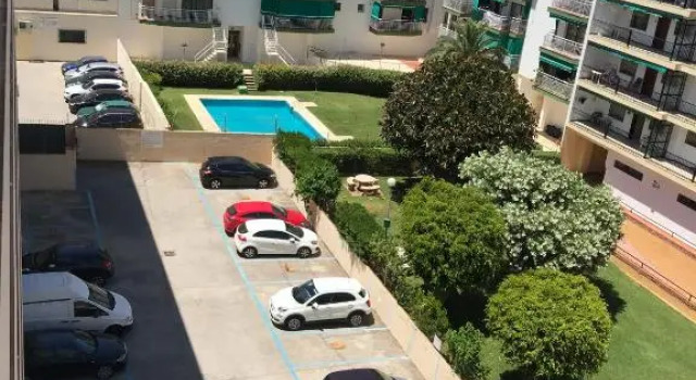 New central 2BR apartment 100m-to-beach free parking