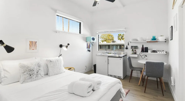 Студия Deluxe Primo Old Town Location with Heated Pool