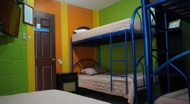 Кровать в общем номере Hostal Guatefriends