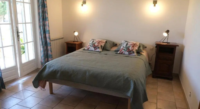 LS2-375 CARABANO Partie de maison avec piscine à partager, 2 personnes, à Cheval Blanc, Luberon, Provence, Reservar Hotel Hotéis em Cheval-Blanc com estacionamento, Estacionamento