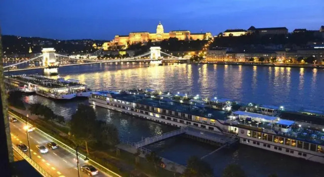 Castle and Danube Panorama, Забронировать Отель Отели Будапешта с парковкой, рядом с Базар Королевского сада, Парковка