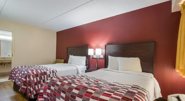 Четырёхместный номер Deluxe Red Roof Inn Shelbyville