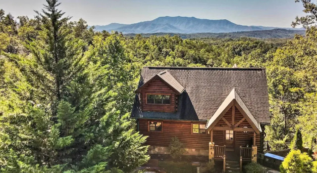 Коттедж с 3 комнатами с балконом Pigeon Forge Cabin w/ Amazing Mountain Views!