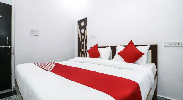 OYO 15243 Hotel Gulab Resort, Забронировать Курортный отель Отели штата Раджастхана с парковкой, Парковка