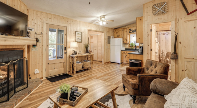 5 Mi to Helen: Woodsy Oasis w/ Hot Tub & Fire Pit!