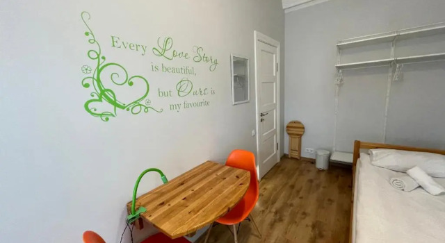 Кровать в общем номере Orange Cat Rooms