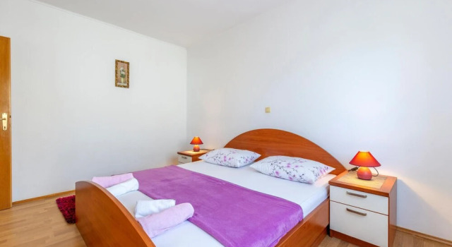 Nice Apartment in Duce With Wifi and 1 Bedrooms, Rezerwuj Apartament Hotele w Split-Dalmatia County z parkingiem, Parking