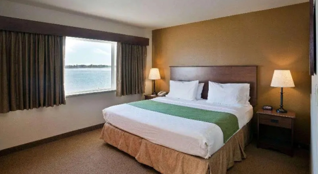 Номер с видом на реку AmericInn by Wyndham Fort Pierre - Conference Center